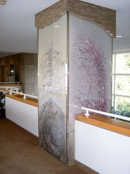 Saeule in lila T&ouml;nen