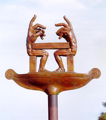 zwei Handmenschen diskutieren an einem Tisch auf einem stilisierten Boot