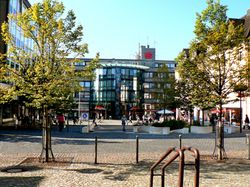 Lindenplatz mit Blick auf die Sparkasse